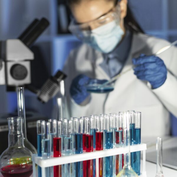 mediums-hot-woman-wearing-goggles